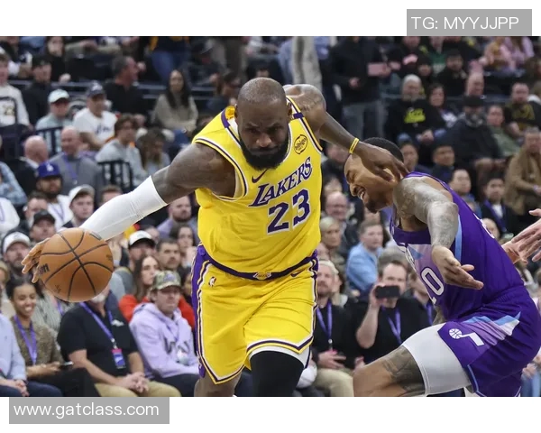 快船与湖人激战球馆内外球迷热情高涨共襄盛举